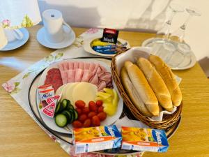 une table avec des assiettes de nourriture sur une table dans l'établissement Drevenica Diana, à Ždiar