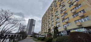 Un palazzo alto in una città con un palazzo di Apartament Skwer Kościuszki a Gdynia