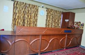 a court room with a wooden courtroomasteryasteryasteryasteryasteryasteryasteryasteryastery at RAHUL STONE PALACE in Kodaikānāl