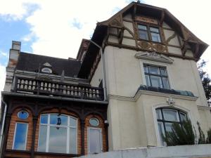 an old house with a turret at Appartement Föhrenvilla in Mödling