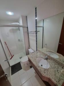 ein Bad mit einem Waschbecken, einer Dusche und einem WC in der Unterkunft Flat Hotel Veredas Rio Quente Hot Park apto 216, 323 e 522 in Rio Quente