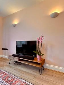 TV i/ili multimedijalni sistem u objektu Nature Inspired Bungalow with 3 rooms - 10 mins from Manchester Airport