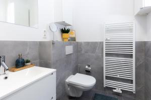 A bathroom at soulscape Apartments Zwickau EDLER sanierter Altbau-Wohnraum zentrumsnah gratis WIFI