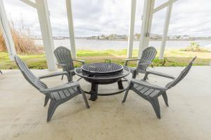 een patio met een tafel en 4 stoelen bij Water Front 3 25 Bath Kingbed Kemah Seabrook in Seabrook