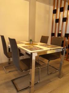 a dining room table with chairs around it at Departamento Ejecutivo a Estrenar in Buenos Aires