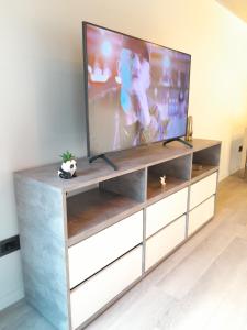 a living room with a flat screen tv on a entertainment center at Departamento Ejecutivo a Estrenar in Buenos Aires