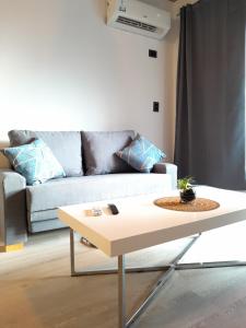 a living room with a couch and a coffee table at Departamento Ejecutivo a Estrenar in Buenos Aires