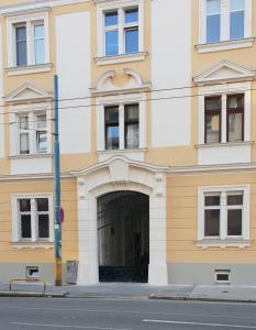 un edificio con un grande cancello di fronte ad esso di Romantic Central Flat a Bratislava