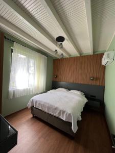 een slaapkamer met een groot bed en een raam bij Azur Hotel in Cıralı