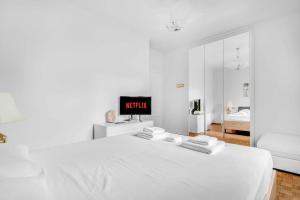 Cama ou camas em um quarto em La Galleria d'arte di Desenzano -Luxury Gold Loft-