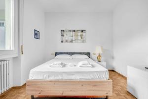 Cama ou camas em um quarto em La Galleria d'arte di Desenzano -Luxury Gold Loft-