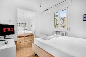 Cama ou camas em um quarto em La Galleria d'arte di Desenzano -Luxury Gold Loft-