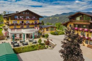 une vue aérienne sur un hôtel avec une cour et un bâtiment dans l'établissement Der Burgfellnerhof - Adults Only, à Schladming