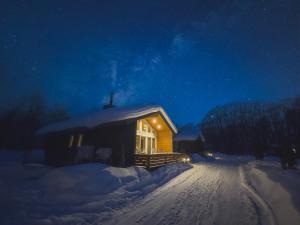 una casa con un tetto innevato nella neve di Chill Village a Biei