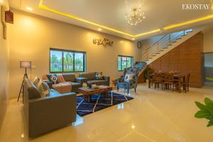 Ekostay Gold Palm Estate I Cricket Turf I Rain Dance I 2 Acre Property休息區