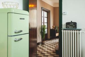 Cette chambre comprend un réfrigérateur ancien et un radiateur. dans l'établissement Le Grand Bédier, à Angers