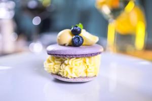 ein kleiner Cupcake mit Blaubeeren darüber in der Unterkunft Quality Hotel Brno Exhibition Centre in Brünn