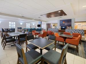 uma sala de jantar com mesas e cadeiras em Holiday Inn Express Hotel & Suites Ft. Lauderdale-Plantation by IHG em Plantation