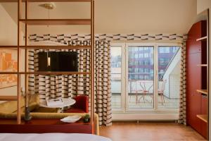 um quarto com uma cama e uma varanda em Locke am Platz Zurich em Zurique