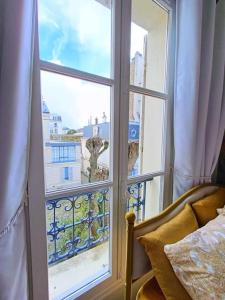 En balkon eller terrasse på Au Petit Trianon Bleu