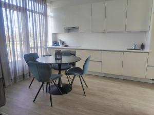 een keuken met een tafel en stoelen in een kamer bij K50163 Modern apartment near the center and free parking in Eindhoven