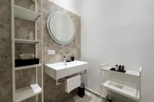 Kopalnica v nastanitvi HM • Artful 1BR Suite, City Nearby