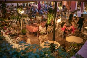 een groep mensen die aan tafel zitten in een restaurant bij Heritage Hotel Life Palace in Šibenik