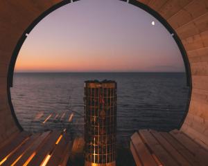 una ventana circular con vistas al océano en The Light House, en Borre