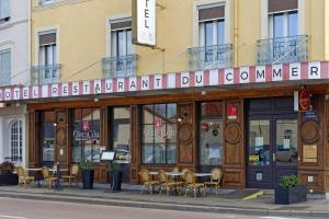 オータンにあるContact Hôtel du Commerce et son restaurant Côte à Côteの建物の前にあるレストラン