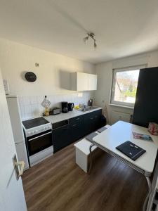 Una cocina o kitchenette en Stylische Ferienwohnung gratis WIFI nähe Bahnhof