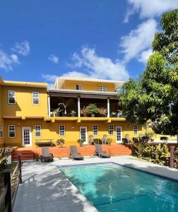 A piscina localizada em Tropical Apartments Tobago ou nos arredores