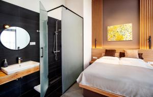 Cama ou camas em um quarto em Erkan Alek Heritage Hotel