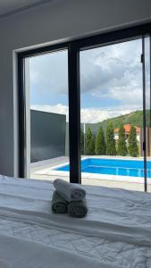 1 dormitorio con 1 cama y vistas a la piscina en Apartments B&M, en Visoko