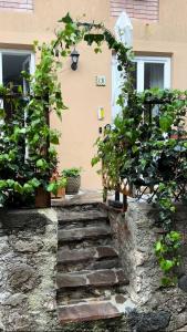 una rampa di scale di fronte a un edificio di B&B Casa Limone a Limone sul Garda