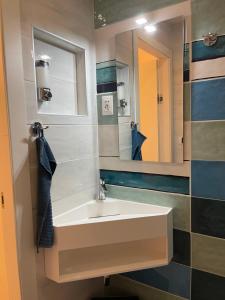 bagno con lavandino e specchio di B&B Casa Limone a Limone sul Garda