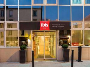 un edificio con un cartel de alta delante de él en ibis Paris Vanves Parc des Expositions, en Vanves