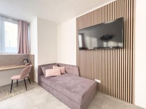 TV in/ali zabaviščno središče v nastanitvi Krems Bahnhof Deluxe Rooms - near Danube River