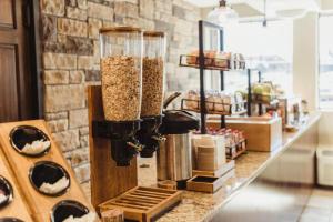 una cocina con encimera y un recipiente de avena en Bass Pro Shops Angler's Lodge, en Springfield