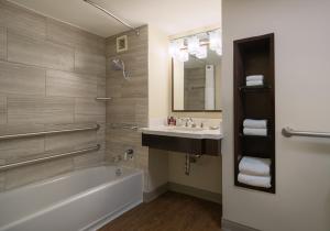 Atlanta Marriott Perimeter Center tesisinde bir banyo