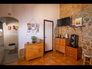 Una cocina o cocineta en Wake up to the sea in this charming house in Aljezur