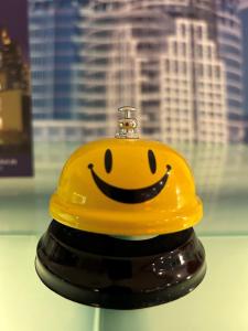 un casco giallo con una faccina sorridente sopra di Villa Hotel Frankfurt by MZ HotelCollection a Francoforte sul Meno