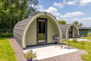 Cette maison en forme de dôme comprend une table et des chaises. dans l'établissement Mount Hillary Holiday Pods, à Cork