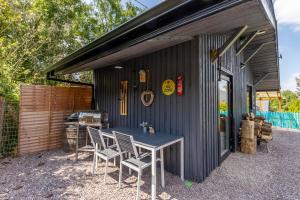 une table et des chaises devant un bâtiment dans l'établissement Mount Hillary Holiday Pods, à Cork