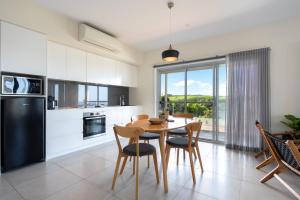 Dapur atau dapur kecil di Sea&Country Kiama-Stunning Views-Relaxing-Spacious-Deck-EVC