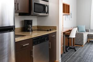 Ett kök eller pentry på TownePlace Suites by Marriott Sacramento Roseville