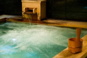 bañera de hidromasaje con fuente de agua en Ochanomizu Hotel Shoryukan, en Tokio