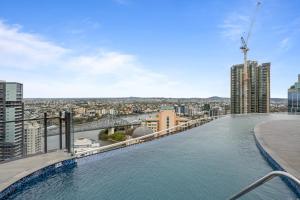 une piscine sur le toit d'un bâtiment dans l'établissement Cosy 1-Bed with River Views Pool Gym & BBQ, à Brisbane