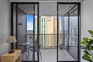 d'un balcon avec vue sur la ville. dans l'établissement Cosy 1-Bed with River Views Pool Gym & BBQ, à Brisbane