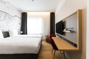 Säng eller sängar i ett rum på IntercityHotel Leiden