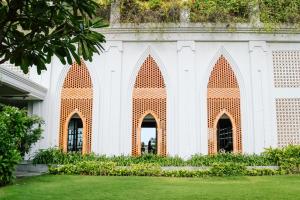 Un bâtiment blanc avec quatre arches dessus dans l'établissement Muine Bay Resort, à Mui Ne